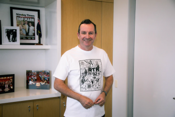 WA Premier Mark McGowan wearing RTR FM shirt